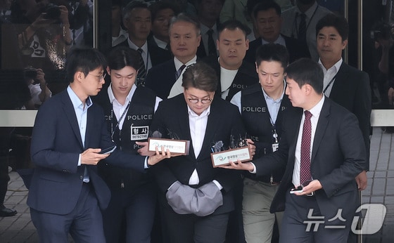 '음주 뺑소니' 혐의를 받는 가수 김호중이 24일 서울 서초구 서울중앙지방법원에서 열린 구속 전 피의자 심문(영장실질심사)을 마친 후 호송 차량으로 이동하고 있다. 2024.5.24/뉴스1 © News1 김성진 기자