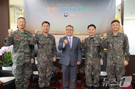 김종철 병무청장(가운데)이 27일 정부대전청사에서 각 군 인사참모부장 초청 간담회 후 기념촬영을 하고 있다. (출처=병무청 제공) 2024.5.27./뉴스1