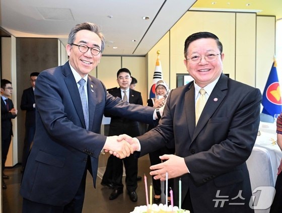 조태열(왼쪽) 외교부 장관, 까으 끔 후은 아세안 사무총장.(외교부 제공)