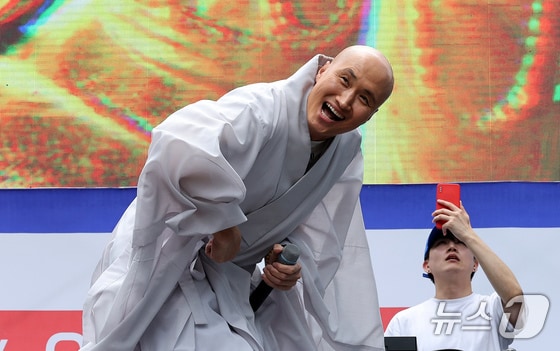 지난 24일 오후 서울 서초구 삼성전자 서초사옥 앞에서 열린 전국삼성전자노조 문화행사에서 뉴진스님으로 활동하는 개그맨 윤성호가 EDM 공연을 펼치고 있다. 2024.5.24/뉴스1 © News1 장수영 기자