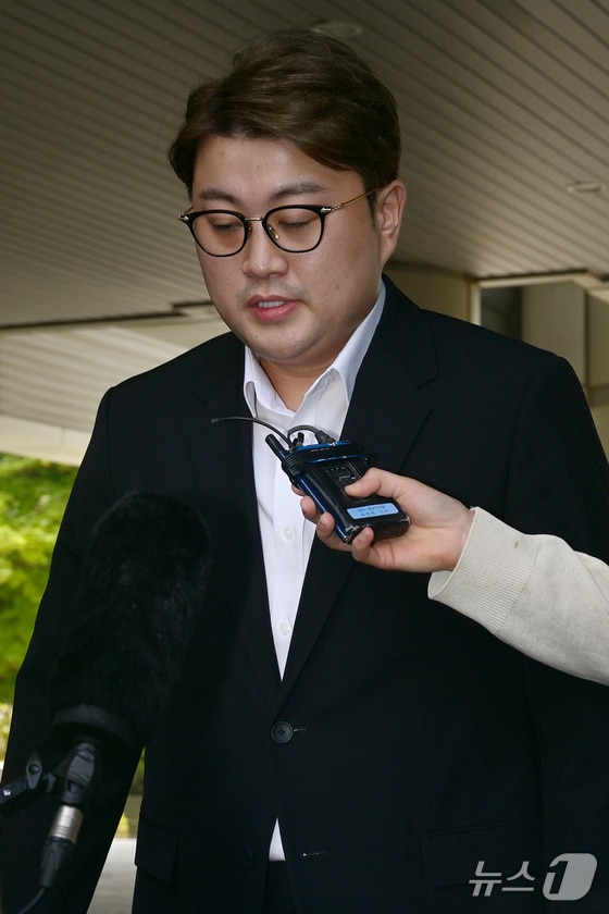 '음주 뺑소니' 혐의를 받는 가수 김호중이 24일 특정범죄가중처벌법상 위험운전치상·도주치상, 도로교통법상 사고후 미조치, 범인도피방조 혐의로 서울 서초구 서울중앙지방법원에서 열린 구속 전 피의사 심문(영장실질심사)에 출석하고 있다. (공동취재) 2024.5.24/뉴스1 © News1 김성진 기자