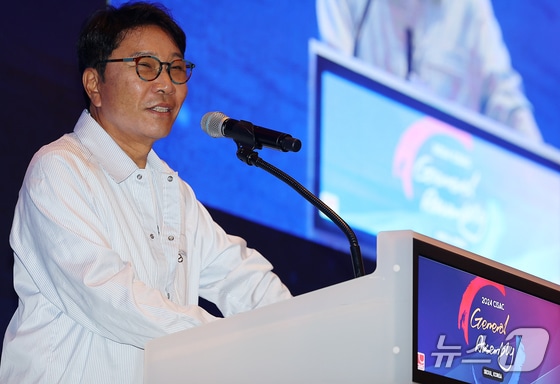이수만 SM엔터테인먼트 전 총괄 프로듀서가 30일 오전 서울 영등포구 여의도 콘래드호텔에서 열린 국제저작권관리단체연맹(CISAC) 세계총회에 참석해 기조연설을 하고 있다. 국제저작권관리단체연맹(CISAC)은 1926년 창립돼 전 세계 116개국 225개 저작권 단체를 회원으로 두고 d 음악, 드라마, 문학 등을 아우르는 문화예술 분야 창작자 약 500만명이 회원으로 참여한 세계 최대 규모 저작권 관련 비정부 기구다. 2024.5.30/뉴스1 © News1 김진환 기자