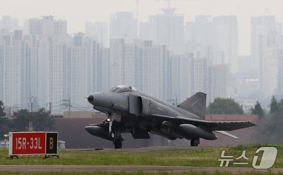 퇴역을 보름여 앞둔 공군 F-4E 팬텀 전투기가 20일 경기 수원시 공군 제10전투비행단에서 이륙을 하고 있다. 2024.5.20/뉴스1 © News1 김영운 기자