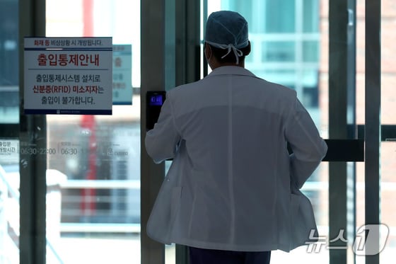 의대 증원을 둘러싼 의·정 갈등이 3개월을 넘으며 의료 공백이 장기화하는 가운데 23일 대구의 한 대학병원에서 의료진이 이동하고 있다. 2024.5.23/뉴스1 © News1 공정식 기자