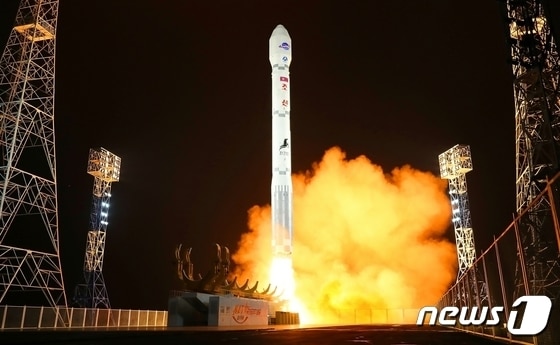 (평양 노동신문=뉴스1) = 지난해 11월 22일 북한 노동당 기관지 노동신문에 보도된 북한의 군사정찰위성 발사 장면. [국내에서만 사용가능. 재배포 금지. DB 금지. For Use Only in the Republic of Korea. Redistribution Prohibited] rodongphoto@news1.kr