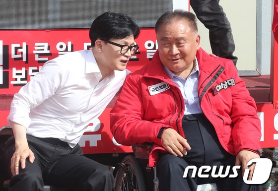 한동훈 국민의힘 총괄선거대책위원장이 지난 4월 2일 오후 대전 유성구 지족역사거리 앞에서 열린 '국민의힘으로 유성살리기' 지원유세에서 이상민 대전 유성을 후보와 이야기를 나누는 모습. 2024.4.2/뉴스1 © News1 임세영 기자