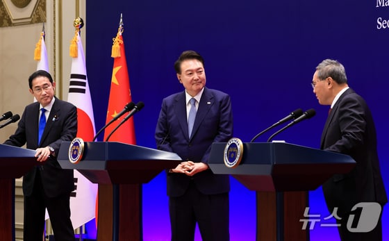 윤석열 대통령과 기시다 후미오 일본 총리가 27일 청와대 영빈관에서 열린 제9차 한·중·일 정상회의 공동기자회견에서 리창 중국 총리의 발언을 경청하고 있다. (대통령실 제공) 2024.5.27/뉴스1 © News1 오대일 기자