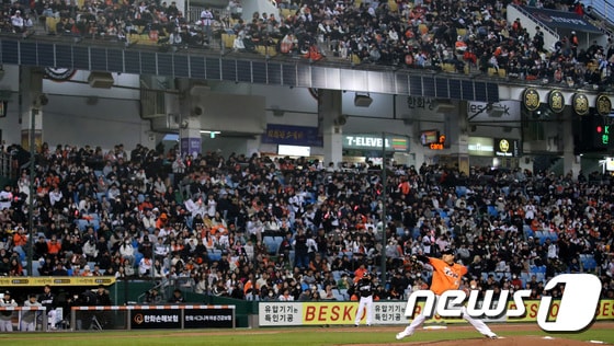 지난 3월29일 한화의 홈 개막전이 열린 대전 한화생명 이글스파크에 관중들이 가득 들어찬 모습. /뉴스1 DB © News1 김기태 기자
