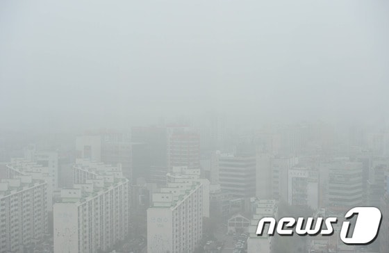24일 대전·충남엔 오전에 가시거리 200m 미만의 짙은 안개가 낄 것으로 예보됐다. 대전시청에서 바라본 도심이 안개로 뿌옇게 보이고 있다. /뉴스1 © News1