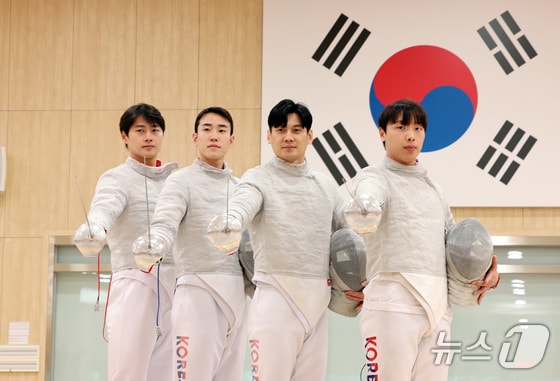 한국 남자사브르 대표팀 오상욱(왼쪽부터), 도경동, 구본길, 박상원이 27일 충북 진천국가대표선수촌에서 열린 '2024 파리 올림픽 펜싱 국가대표선수단 미디어데이'에서 기념촬영을 하고 있다. 2024.5.27/뉴스1 © News1 이동해 기자