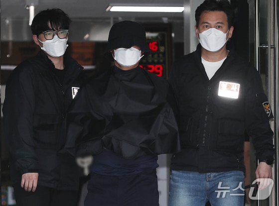 특정범죄가중처벌법(특갑버)상 보복살인 혐의를 받는 50대 유튜버 A씨가 16일 오전 부산 연제구 연제경찰서에서 검찰로 송치되고 있다. 2024.5.16/뉴스1 © News1 윤일지 기자