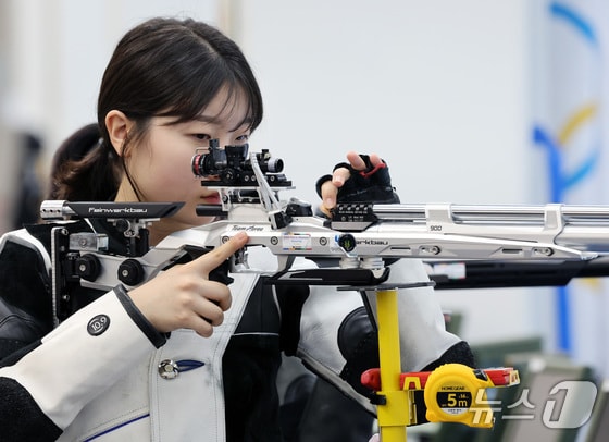 10m 공기소총에 출전하는 사격 대표팀 반효진이 27일 충북 진천국가대표선수촌에서 열린 '제33회 파리 올림픽 사격 국가대표 미디어데이'에서 훈련을 하고 있다. 2024.5.27/뉴스1 © News1 이동해 기자