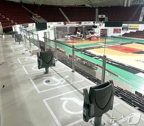 경기 안양도시공사가 정관장 레드부스터스 농구단의 홈경기장으로 사용되는 안양실내체육관 내에 장애인 전용관람석 10석을 설치했다.(안양도시공사 제공)/