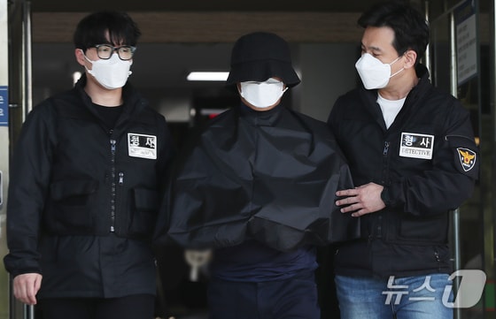 특정범죄가중처벌법(특가법)상 보복살인 혐의를 받는 50대 유튜버 A씨가 16일 오전 부산 연제구 연제경찰서에서 검찰로 송치되고 있다.  2024.5.16/뉴스1 © News1 윤일지 기자