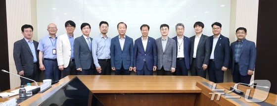 김이환 UST 총장(왼쪽 일곱번째)과 제1회 UST 교육혁신자문회의 위원진 등이 기념촬영을 하고 있다.(UST 제공)/뉴스1