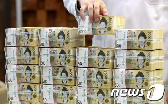 5마원권. (사진은 기사 내용과 무관함) 2023.2.14/뉴스1 © News1 박지혜 기자