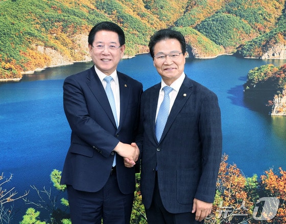 김영록 전라남도지사(왼쪽)가 24일 오전 도청 접견실에서 ‘우리동네 복지기동대’사업을 벤치마킹하기 위해 내방한 김용판 국회의원과 면담을 마친 후 기념촬영을 하고 있다.(전남도 제공) 2024.5.24/뉴스1 