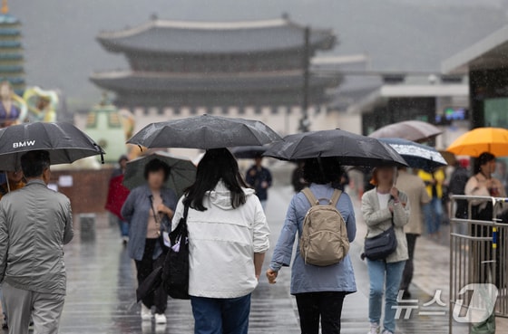 수도권 지역에 비가 내리는 15일 오후 서울 종로구 광화문광장에서 우산을 쓴 시민들이 발걸음을 옮기고 있다. 2024.5.15/뉴스1 © News1 이재명 기자