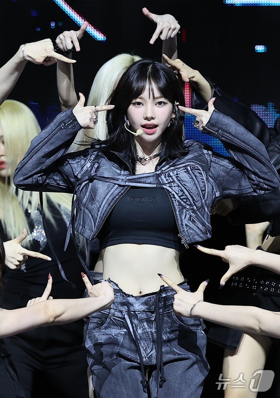 걸그룹 에스파의 카리나가 27일 오후 서울 용산구 한남동 블루스퀘어 마스터카드홀에서 열린 첫 정규 앨범 ‘Armageddon’(아마겟돈) 발매 기념 쇼케이스에서 열정적인 무대를 펼치고 있다. 2024.5.27/뉴스1 © News1 김진환 기자