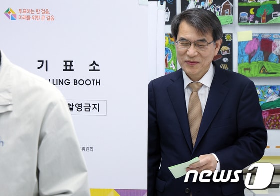 노태악 중앙선거관리위원회 위원장이 제22대 국회의원 선거일인 10일 오전 서울특별시 서초구 방배로 서래초등학교 1학년 6반 교실에 마련된 방배본동 제2투표소에서 소중한 한 표를 행사하고 있다. 2024.4.10/뉴스1 © News1 박정호 기자
