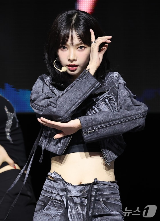걸그룹 에스파의 카리나가 27일 오후 서울 용산구 한남동 블루스퀘어 마스터카드홀에서 열린 첫 정규 앨범 ‘Armageddon’(아마겟돈) 발매 기념 쇼케이스에서 열정적인 무대를 펼치고 있다. 2024.5.27/뉴스1 © News1 김진환 기자