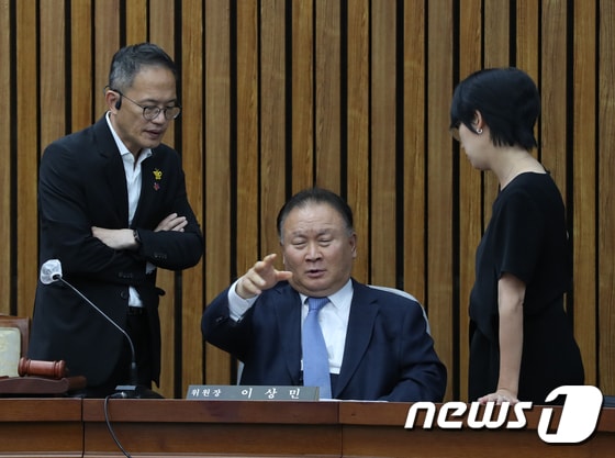이상민 국회 인사청문특별 위원장이 2023년 7월 18일 오후 서울 여의도 국회에서 열린 권영준 대법관 임명동의에 관한 인사청문특별위원회 전체회의에서 박주민 더불어민주당 간사, 장혜영 의원과 대화를 하고 있다. 2023.7.18/뉴스1 © News1 ,송원영 기자