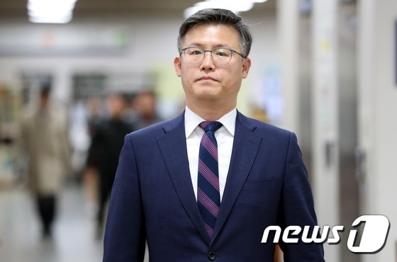 정호성 전 청와대 부속비서관이 14일 오후 서초구 서울중앙지법으로 국가정보원 특수활동비(특활비) 상납 의혹 관련 특정범죄가중처벌법상 뇌물 등 항소심 공판 출석을 위해 법정으로 향하고 있다. 2018.11.14/뉴스1 © News1 박정호 기자