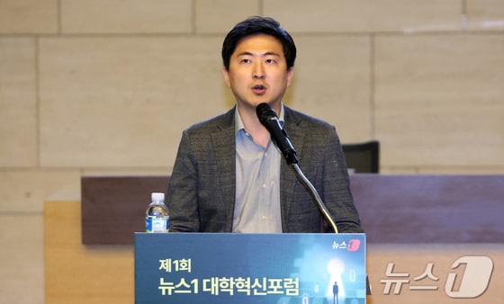 문창희 비누랩스 최고사업책임자가 23일 서울 중구 대한상공회의소에서 열린 제1회 뉴스1 대학혁신포럼에서 '데이터로 보는 Z세대 대학생 트래드'란 주제로 발표를 하고 있다. 2024.5.23/뉴스1 © News1 김명섭 기자