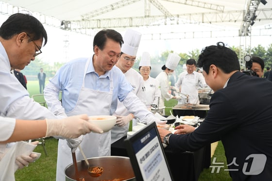 윤석열 대통령이 24일 오후 용산 대통령실 잔디마당에서 열린 출입기자단 초청 만찬 간담회에서 김치찌개를 배식하고 있다. (대통령실 제공) 2024.5.24/뉴스1 © News1 안은나 기자