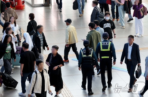 경찰이 24일 오전 서울 중구 서울역 대합실에서 순찰을 하고 있다. 지난 22일 한 인터넷 커뮤니티에 서울역 칼부림 예고글이 올라온 가운데 경찰과 철도경찰 등은 만일의 사고를 대비해 순찰을 강화한다고 밝혔다. 경찰은 해당 글을 올린 작성자를 추적중이다. 2024.5.24/뉴스1 © News1 장수영 기자