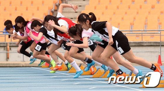 오는 25~28일 전남 일원에서 열리는 제53회 전국소년체육대회에 대구지역 선수단 986명이 참가한다. 사진은 지난해 대구스타디움 육상경기장에서 열린 '2023년 대구시소년체육대회' 여초부 100m 경기에 출전한 선수들이 출발하는 모습. 2023.3.24/뉴스1 © News1 공정식 기자