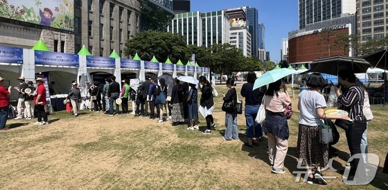 10회 한국 축제&여행 박람회에 참여한 제천시 홍보 부스에 몰려 있는 관람객들.(제천시 제공)2024.5.24/뉴스1