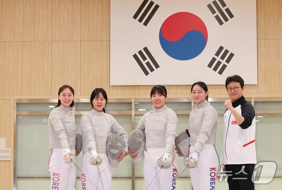 한국 여자사브르 대표팀 선수들과 이국현 코치가 27일 충북 진천국가대표선수촌에서 열린 '2024 파리 올림픽 펜싱 국가대표선수단 미디어데이'에서 기념촬영을 하고 있다. 2024.5.27/뉴스1 © News1 이동해 기자