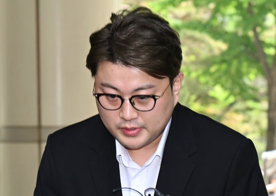 음주 뺑소니 혐의를 받는 가수 김호중이 24일 오전 서울 서초구 서울중앙지방법원에서 영장실질심사(구속 전 피의자심문)에 출석하고 있다 © News1 장수영 기자