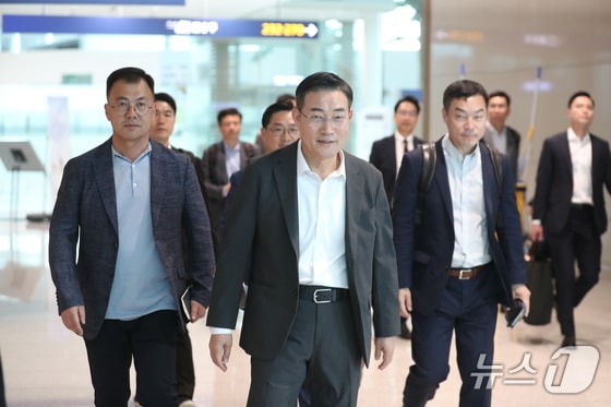 신원식 국방부 장관(가운데)과 강호필 합동참모본부 차장(왼쪽)이 30일 싱가포르에서 열리는 아시아안보회의(샹그릴라 대화) 참석을 위해 인천국제공항을 통해 출국하고 있다. 2024.5.30/뉴스1 © News1 이승배 기자