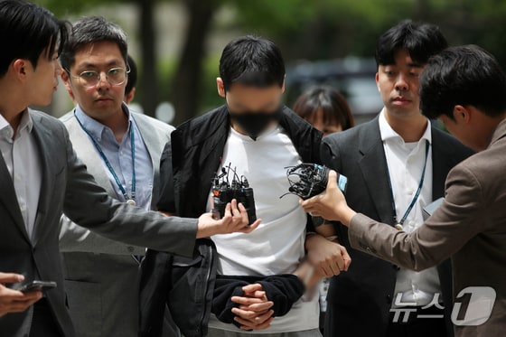 지난해 12월 10대들에게 경복궁 낙서를 지시한 혐의를 받는 '이 팀장' 강 모 씨가 25일 오후 서울 서초구 서울중앙지방법원에서 열린 구속 전 피의자 심문(영장실질심사)에 출석하고 있다. 2024.5.25/뉴스1 © News1 이승배 기자