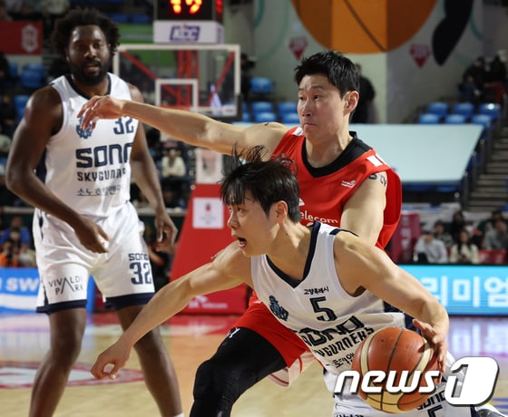 5일 오후 서울 송파구 잠실학생체육관서 열린 '2023-2024 정관장 프로농구' 서울SK와 고양 소노의 경기에서 소노 한호빈이 골밑 돌파를 하고 있다. 2024.1.5/뉴스1 © News1 김명섭 기자