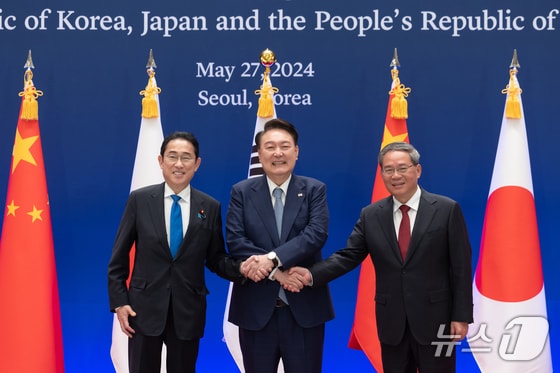 윤석열 대통령이 27일 서울 청와대 영빈관에서 한·중·일 정상회의를 앞두고 리창 중국 총리, 기시다 후미오 일본 총리와 함께 기념촬영을 하고 있다. (대통령실 제공) 2024.5.27/뉴스1 © News1 송원영 기자