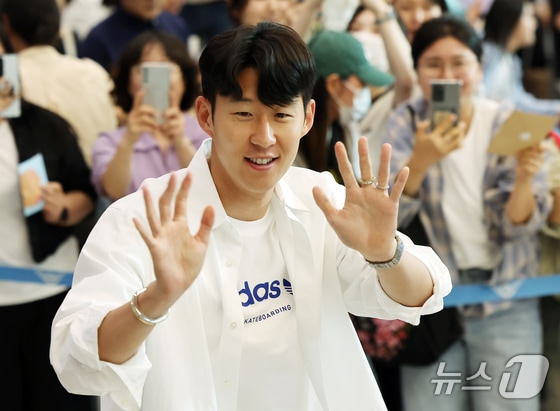 프리미어 리그 토트넘 손흥민이 23일 인천국제공항 제2터미널을 통해 귀국하고 있다. 2024.5.23/뉴스1 © News1 김도우 기자