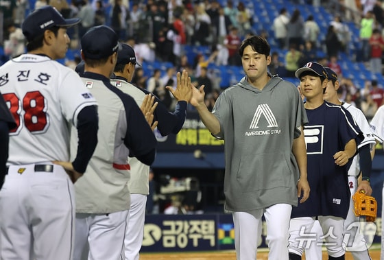 23일 오후 서울 송파구 잠실야구장에서 열린 프로야구 '2024 신한 SOL 뱅크 KBO리그' SSG 랜더스와 두산 베어스의 경기에서 10대3 대승을 거두며 시리즈 스윕을 거둔 두산 선수들이 기쁨을 나누고 있다. 2024.5.23/뉴스1 © News1 김진환 기자