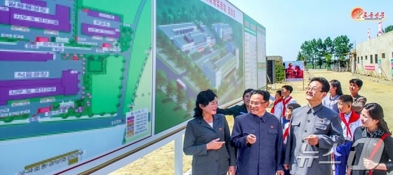 (평양 노동신문=뉴스1) = 북한 노동당 기관지 노동신문은 28일 숙천군 주민들 사진을 싣고 