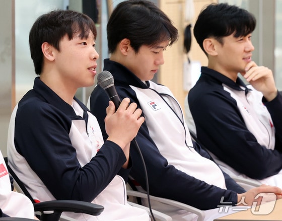 한국 남자사브르 단체전에 출전하는 대표팀 박상원이 27일 충북 진천국가대표선수촌에서 열린 '2024 파리 올림픽 펜싱 국가대표선수단 미디어데이'에서 기자들 질의에 답하고 있다. 2024.5.27/뉴스1 © News1 이동해 기자