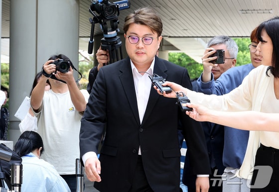 '음주 뺑소니' 혐의를 받는 가수 김호중이 24일 특정범죄가중처벌법상 위험운전치상·도주치상, 도로교통법상 사고후 미조치, 범인도피방조 혐의로 서울 서초구 서울중앙지방법원에서 열린 구속 전 피의사 심문(영장실질심사)에 출석하고 있다. 2024.5.24/뉴스1 © News1 장수영 기자