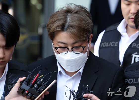 '음주 뺑소니' 혐의를 받는 트로트 가수 김호중 씨가 31일 오전 서울 강남경찰서에서 나와 검찰로 구속 송치되고 있다. 2024.5.31/뉴스1 © News1 박정호 기자