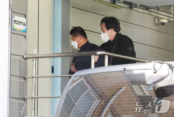 지난 9일 오후 유튜브 라이브 방송을 하던 50대 남성을 흉기로 찔러 살해한 피의자 50대 남성 A씨가 부산 연제구 연제경찰서로 압송되고 있다. (공동취재) 2024.5.9/뉴스1 © News1 윤일지 기자