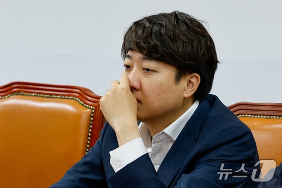 이준석 개혁신당 당선인이 28일 오전 서울 여의도 국회에서 열린 채상병특검법 관련 긴급 의원 및 당선인 총회에서 생각에 잠겨 있다. 2024.5.28/뉴스1 © News1 안은나 기자