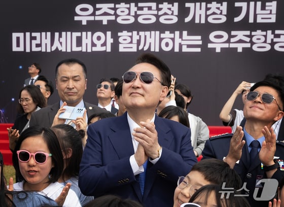 윤석열 대통령이 30일 경남 사천시 항공우주박물관 일원에서 열린 미래세대와 함께하는 우주항공 축제에서 학생들과 함께 블랙이글스 축하비행을 관람 하고 있다. (대통령실 제공) 2024.5.30/뉴스1 © News1 송원영 기자