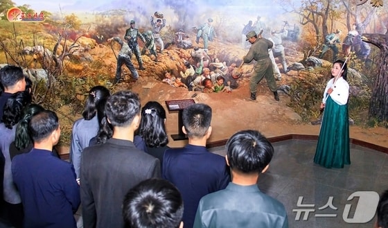 (평양 노동신문=뉴스1) = 북한 노동당 기관지 노동신문은 27일 수산리계급교양관 사진을 싣고 