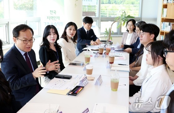 김승호 인사혁신처장이 8일 충북 진천군 국가공무원인재개발원에서 열린 '전국 지역인재 7급 수습직원 간담회'에서 참석자들과 대화를 나누고 있다. (인사혁신처 제공) 2024.5.8/뉴스1