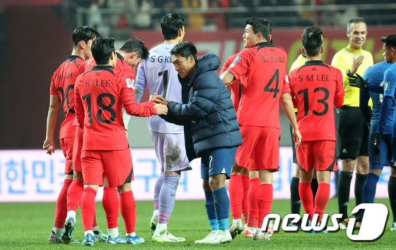한국 선수들과 인사하는 송의영2023.11.16/뉴스1 © News1 김성진 기자